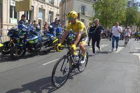 Chute d'un coureur cycliste à cause d'un ralentisseur. Les Salaires Des Coureurs Du Tour De France 2020