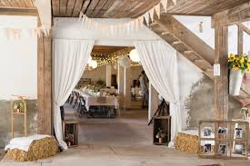 Paula fuhr mit den eltern hin zum bauernhof endlich waren ferien und die freude riesengroß. Diy Hochzeit Auf Einem Alten Bauernhof Hochzeitsblog The Little Wedding Corner Diy Hochzeit Vintage Hochzeit Hof Hochzeit