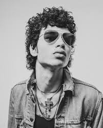 When you want to give your hair's natural texture an extra rough edge, try  this Reuzel cocktail! Pre-styled with our Salt Spray a.k.a. Reuzel Surf  Tonic for that raw, textured volume and