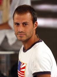 Il disco era dedicato anche a daniele battaglia, terzo figlio del membro dei pooh, nato dopo che il musicista e la van buren si. Noi Figli Di Pooh