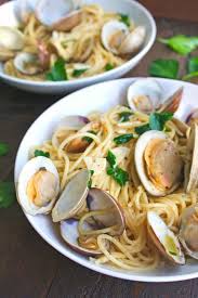 Spaghetti Alle Vongole Or Spaghetti With Clams Is A Traditional Italian Dish That Is Simple To Mak Italian Dishes Recipes Spaghetti Alle Vongole Pasta Dishes