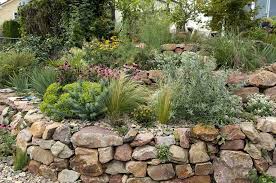 Faire Un Enrochement Paysager Ou De Talus Amenagement Jardin En Pente Pierres Jardin Amenagement Jardin