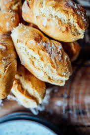 Baguette Brotchen Ohne Kneten Fruhstucksduft Liegt In Der Luft Knusperstubchen Rezept Baguette Brotchen Kochen Und Backen Baguette