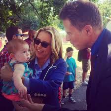 As revealed exclusively in the new issue of us weekly, the recently divorced madam secretary actress is dating her costar tim daly, who plays the husband of her character elizabeth faulkner mccord on the cbs political drama. Pin On Tea Leoni