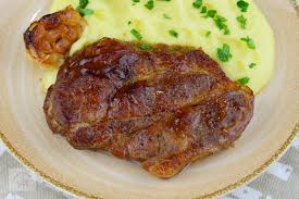 Servit cu salata de castraveti cu iaurt si usturoi. Ceafa De Porc La Cuptor Cu Vin Si Usturoi Caietul Cu Retete