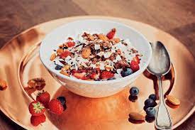 Quark, knuspermüsli und rosinen dazugeben und direkt genießen. Musli Mit Fruchten Und Toppings Rezept Fit For Fun
