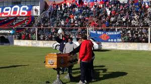 Visita espn para ver estadísticas de equipos de fútbol, calendarios, planteles y más Hinchas De Central Cordova Se Saltan La Cuarentena Para Despedir Al Trinche Carlovich As Argentina