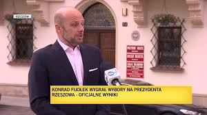 Sondaż exit poll w trakcie wyborów, w których mieszkańcy zdecydują, kto zostanie prezydentem miasta. 1qlgmub3f6lfzm