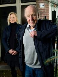 Van haar hand verschenen de romans eindeloze dagen, lichthart, de comedy club, ica en en het wonder ben jij. Een Foto Van Hem Een Tekst Van Haar Eddy En Eva Posthuma De Boer Over Hun Gezamenlijke Column De Volkskrant