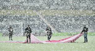 Less than an hour ago. Squawka News On Twitter Heavy Snow Falling At The Hawthorns Ahead Of West Brom Vs Arsenal The Game Is Going Ahead As It Stands