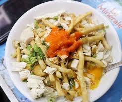 Komposisinya terdiri dari siraman kecap asin, potongan cakwe, suwiran ayam, tongcai dan kerupuk. 6 Bubur Ayam Legendaris Di Jakarta Yang Menggugah Selera Wajib Coba