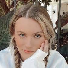 Anna Moran's Instagram, Twitter & Facebook