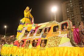 Primeira noite de desfiles em Santos aborda temas diversos e empolga público na passarela do samba
