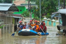 Banjir adalah air dalam volume besar yang menggenangi. Banjir Di Medan Hingga Binjai Enam Orang Meninggal Dunia
