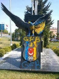 Beşiktaş çarşı kartal heykeli açılışı. Tribundeki Fener On Twitter Fenerbahceli Taraftarlar Besiktas Kartal Heykelini Boyadi Http T Co Zt76jqggq4