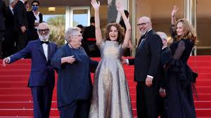 Ožujka 1964.) je lemercier je objavila svoj prvi glazbeni album, valérie lemercier chante, 1996., a nakon toga je snimio tri singla s. The Day Valerie Lemercier Invited Celine Dion To The Cannes Film Festival Newswep