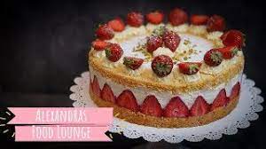 Dann die gelatine leicht ausdrücken und in einem kleinen topf vorsichtig erwärmen. Die Einfachste Kasesahne Die Ich Kenne Ganz Ohne Gelatine Erdbeer Kasesahne Mit Wienerboden Youtube