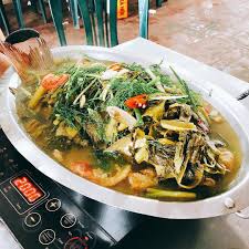 Cá chép om dưa múc ra đĩa sâu lòng, rưới thêm phần nước sốt lên trên dùng để ăn với cơm rất ngon, vị chua nhẹ kích thích vị giác nên ăn chỉ no chứ không ngán. á»Ÿ Ha Ná»™i Thi Ngoai Láº©u Trá»i Láº¡nh NgÆ°á»i Ta Con Keo Nhau Ä'i Äƒn Loáº¡t Mon DÆ°á»›i Ä'ay