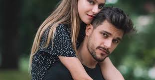 The former tronista of men and women is currently on andrea zelletta was chatting with giulia salemi and pierpaolo pretelli, when the former velino of strip. Natalia Paragoni Sends A Plane For Andrea Zelletta The Message Is Unequivocal Bigodino Ruetir