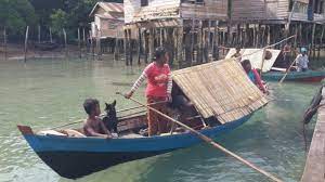 Perilaku kolektif kehidupan masyarakat suku laut setelah di mukimkan. Mengenal Suku Laut Pribumi Asli Kepulauan Riau Yang Hidup Berkelana Dengan Sampan Tribun Batam