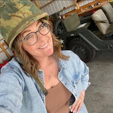 Hey seniors!! 🎓 If you're a Class of 2026 senior, I'm offering 30% OFF ANY  of my packages right now. A few things to know: • You must be a 2026 senior