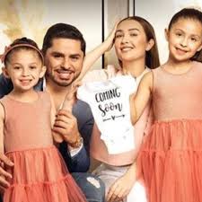 Larrymania reality star larry hernandez faces kidnap and assault charges after 'wrapping concert promoter in plastic and larry hernandez was arrested at ontario international airport last month. Larry Hernandez Y Kenia Ontiveros Revelan Nombre Y Sexo De Su Bebe