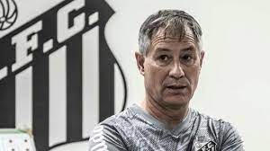 Ex director técnico argentino de hockey y actual entrenador de fútbol. Ariel Holan Renuncia Como Entrenador Del Santos Un Apriete Motivo De Su Salida Marca Claro Argentina