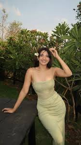 Juhi Bhatt lifestyle