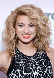 Tori Kelly Medium Curls Curly Hair Styles Tori Kelly Hair Curly Hair Styles Naturally