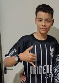 Foi passar as férias na casa da avó e desapareceu Marcos Vinícius Queiroz  Soares, de 14 anos, é morador de Pindamonhangaba, SP Ele foi passar as  férias em Juquitiba com a avó.Ontem (