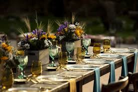 Para ayudarlos a convertirse en consulta nuestro centro de ayuda. 10 Ideas Originales Para Decorar Las Mesas Del Banquete Banquetes Canciones De Boda Ramo De Novia Natural
