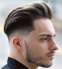 Heureusement, il existe de nombreuses coiffures courtes ou longues pour les hommes qui ne sont plus des gamins, et qui ont des cheveux gris ou blancs, clairsemés ou qui se dégarnissent. Tendance Coiffure 50 Meilleures Coupes De Cheveux Homme En Photos 2020