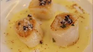 Que vous aimiez la cuisiner pendant la période des fêtes pour le réveillon ou au printemps faites le plein d idées de recettes gourmandes et originales. Recette Coquilles Saint Jacques Sauce Au Beurre Blanc Canal Gourmandises Youtube