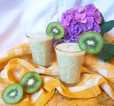 Un frutto di largo consumo viene qui adoperato per preparare un frullato altamente vitaminico; Frullati Fantasia Il Termopolio