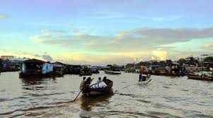 Cần thơ mùa cũng đẹp cả, đẹp theo cách riêng của nó, nếu không phải là nét đẹp của mùa nước nổi thì cần thơ cũng luôn nhộn nhịp, bởi chợ. Vá» Miá»n Gáº¡o Tráº¯ng NÆ°á»›c Trong