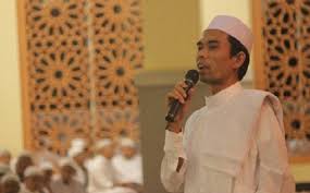 Istri uas, mellya juniarti informasi ini dibenarkan istri uas, mellya, saat dimintai konfirmasi wartawan lewat akun instagram mellya, rabu. Ceraikan Istrinya Ustadz Abdul Somad Unggah Foto Pintu Darurat Di Instagram Okezone Muslim