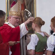 Gemeint ist der münchener kardinal marx, der als besonderer günstling von papst franziskus gilt. Firmung In Teisendorf Kardinal Reinhard Marx Spendete 88 Jugendliche Das Sakrament Teisendorf