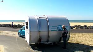 Elle peut être tractée par toutes les voitures, même les plus petites, elle n'offre presque pas de prise au vent et n'entraîne pas de surcoût aux péages des autoroutes. Caravane 3x Beauer