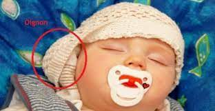 cette mere met un oignon sous le lit de son bebe pour soigner plusieurs maladies toux enfant sante rhume bebe