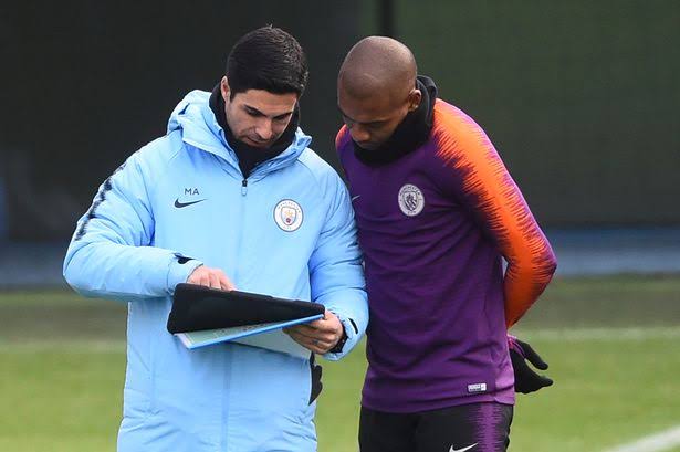 Mikel Arteta (kiri) ketika menjadi asisten pelatih di Manchester City. 