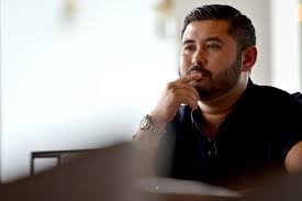 Menurut ahli sejarah, baju teluk belanga dirancang oleh sultan abu bakar untuk memperingati pemindahan ibu kota kerajaan johor pada 1866 dari teluk belanga di singapura ke tanjung puteri, yang sekarang menjadi johor baru. Netizen Kritik Cuitan Pangeran Johor Soal Baju Teluk Belanga Dunia Tempo Co