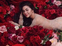 Ariel Tatum Tampil Seksi dan Menggoda Pakai Gaun Transparan - Photo  Fimela.com