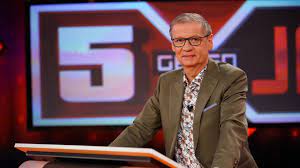 Fünf menschen, die etwas verbindet, treten gemeinsam im duell gegen günther jauch an. 0 B2gtalhhhyem