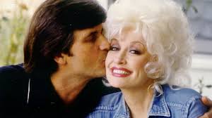 Dolly parton is, indisputably, a national treasure. Why A 20 Year Old Dolly Parton Married Her Husband In Secret