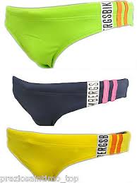 Caratterizzato da una stampa check composta da un'elaborazione grafica del logo, questo costume da bagno da uomo modello slip è realizzato in tessuto tecnico morbido e resistente, capace di contenere le forme senza restituire una sensazione di costrizione. Costume Bikkembergs 2015 Slip Mare Uomo Swimsuit Men Maillot De Bain Beachwear 33 59 Iva Inclusa
