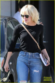 Emma stone has worn plenty of different hair colors over the years and proven she looks good in all of them, from copper to mahogany and even the black and white wig she wore for disney's cruella. Emma Stone Debuts New Platinum Blonde Hair Photo 3662811 Emma Stone Pictures Just Jared