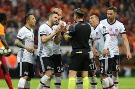 Fırat aydınus'un bu kararı sonrası beşiktaş taraftarı tepki gösterdi. Derbide Firat Aydinus Un Verdigi Kararlar Galatasaray Besiktas Derbi Maci