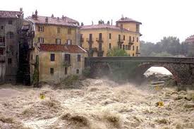 Aktuelle hochwassergefahr in der schweiz. Hochwasser Bilder Aus Der Schweiz Und Italien Der Spiegel