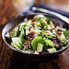 Salade D Epinards Avocat Feta Et Noix De Pecan Salade Epinard Recette Salade Ete Salade Hivernale