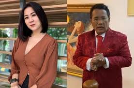 Gofar hilman menjadi sosok pertama yang mempopulerkan sosok tante ernie lewat vlognya via tante ernie, tante pemersatu bangsa, kata gofar di twitter. Hotman Paris Unggah Foto Seksi Tante Ernie Netizen Sikat Om Matamata Com